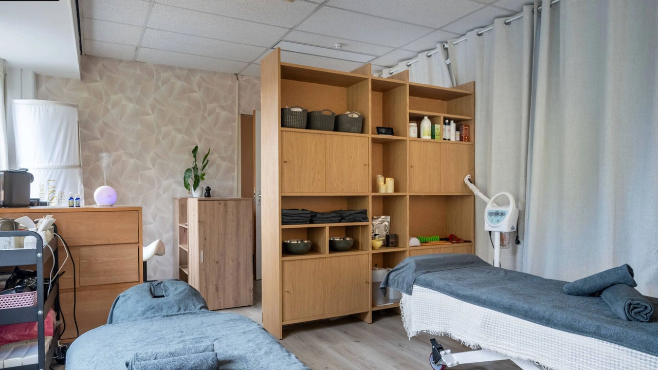 De behandelruimte met de eiken kast, het stoomapparaat en twee massagetafels